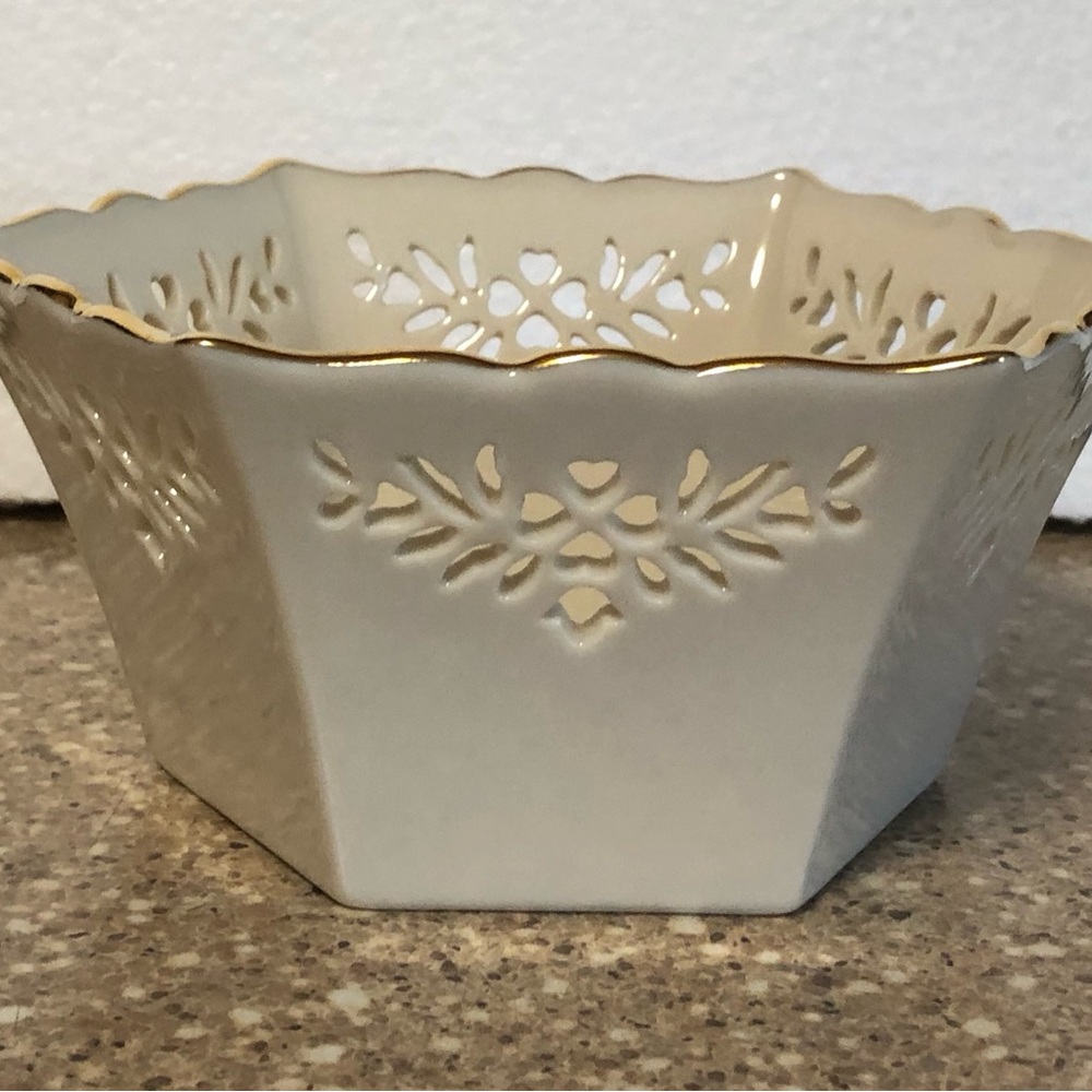 Lenox Shelburne Ivory Bowl Pierced Hearts & Flowers, 24k Gold Trim, 1980s USA